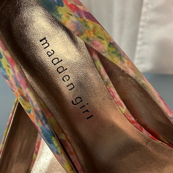 Madden Girl Size 7.5 - Picture 5 of 11